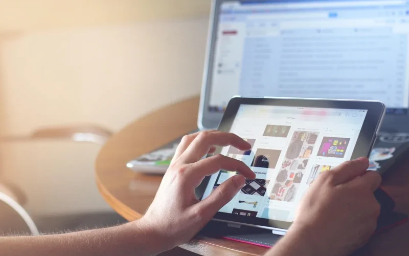 ręce, ipad, tablet, technologia, cyfrowy tablet, dotykać, komputer, ekran, komunikacja, bezprzewodowy, internet, urządzenie, cyfrowy, elektroniczny, szt, przenośny, multimedia, ekran dotykowy, nowoczesny, laptop, wyświetlacz, mobilny, głoska bezdźwięczna, wejście, komputer, komputer, internet, internet, internet, internet, internet, laptop