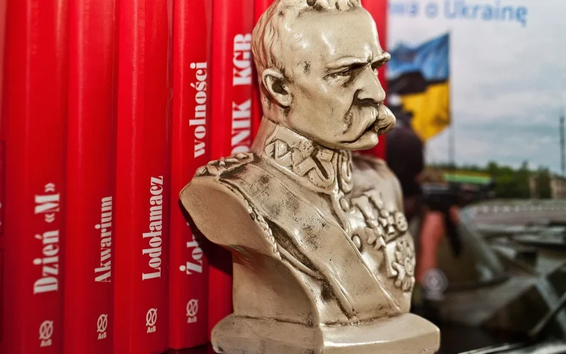 popiersie, józef piłsudski, naczelnik, dowódca, przywódca, druga rzeczpospolita, niepodległość, zabory, wyzwolenie, odzyskanie niepodległości, statuetka, historia, żołnierz, polityk, mąż stanu, komendant, marszałek, legiony, cud nad wisłą, 3 3, niepodległość, niepodległość, niepodległość, niepodległość, niepodległość