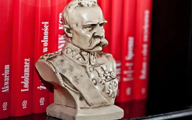 popiersie, józef piłsudski, naczelnik, dowódca, przywódca, druga rzeczpospolita, niepodległość, zabory, wyzwolenie, odzyskanie niepodległości, statuetka, historia, żołnierz, polityk, mąż stanu, komendant, marszałek, legiony, cud nad wisłą, 2 z 3, józef piłsudski, niepodległość, niepodległość, niepodległość, niepodległość, niepodległość