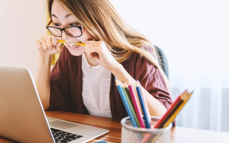 laptop, kobieta, edukacja, nauka, młody, komputer, piękny, biurko, dziewczynka, praca domowa, szkoła wyższa, szkoła, internet, ludzie, styl życia, gabinet, student, uczenie się, osoba, akcentowany, szkodami, okulary, napięty, nacisk, laptop, edukacja, nauka, nauka, nauka, szkoła, szkoła, szkoła, szkoła, szkoła, internet, student, student