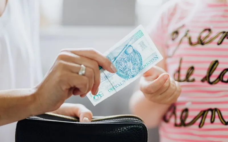 Czy opłaca się brać kredyt gotówkowy na spłatę chwilówek? Analiza kosztów i ryzyka