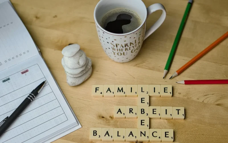 work-life balance, praca, praca i rodzina, odszkodowania, tabela, technologia, gabinet, czytać, work-life-balance, homework, praca w domu, kawa, filiżanka kawy, puchar, kolorowe ołówki, rodzina, szkic, remis, zeszyt, napisać, planowanie