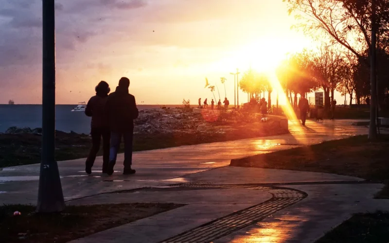 zachód słońca, couple, miłość, romans, romantic, sylwetka, słońce, niebo, para, woda, relationship, evening, krajobraz, together, in love, natura, evenings, happy, morze, chmury, abend stimmung, szczęście, cień, friendship emotions