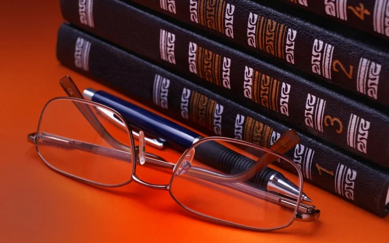 okulary, książka, papier, czytanie, expertise, gabinet, education, document, learning, page, wisdom, data, word, studying, nauka, typescript, klasyczny, stationary, glass, advice, literature, ciemny, personal, traditional