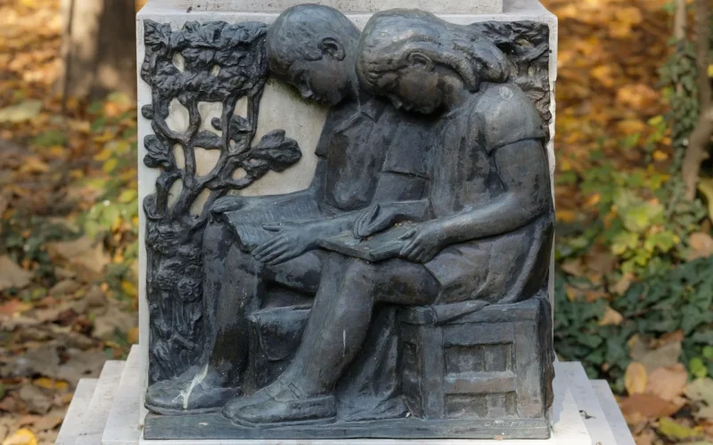 rzeźby, stone, art, natura, artystyczny, dzieci, chłopiec, dziewuszka, edukacja, reading, książka, pismo, zeszyt, kurtka z futrzanym kapturem, autumn, liście, kolory
