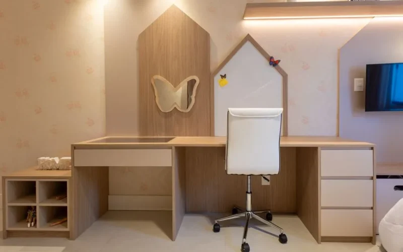Charming child's bedroom in Salvador, Brazil featuring modern decor, a stylish desk, and soft lighting for a cozy atmosphere.